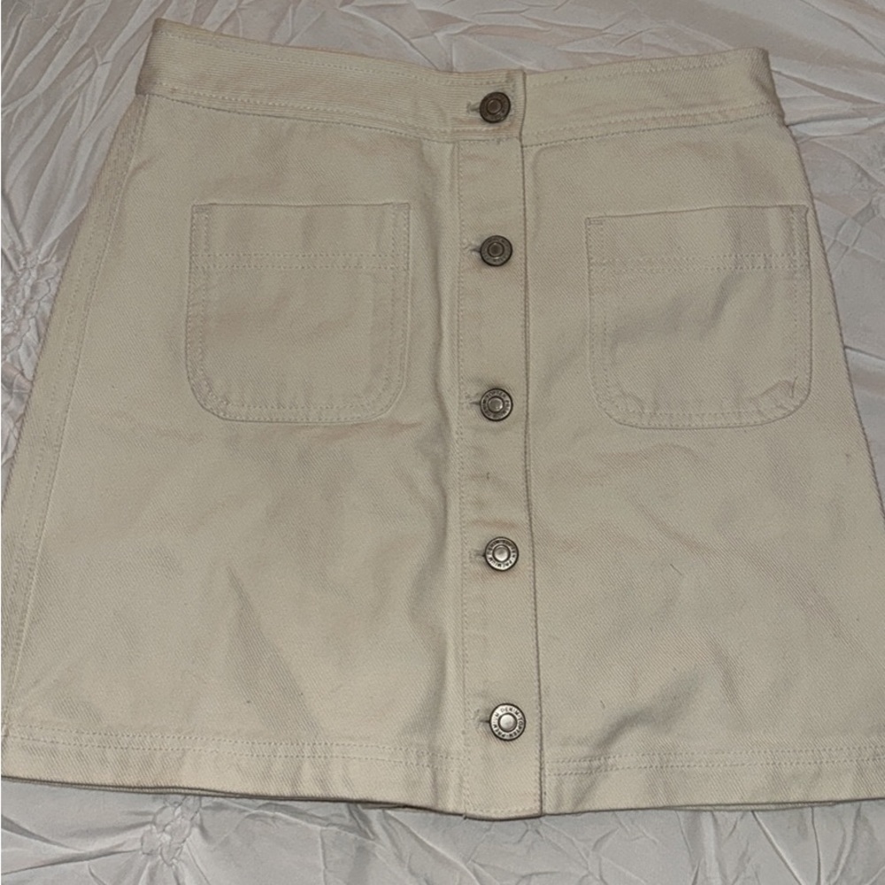 V cute white button skirt, worn once